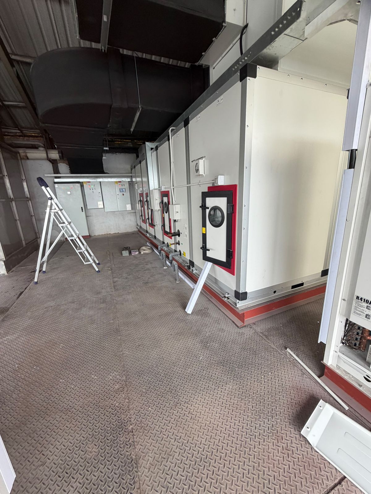 Deretan AHU DX di ruang mesin dengan ducting di atasnya
