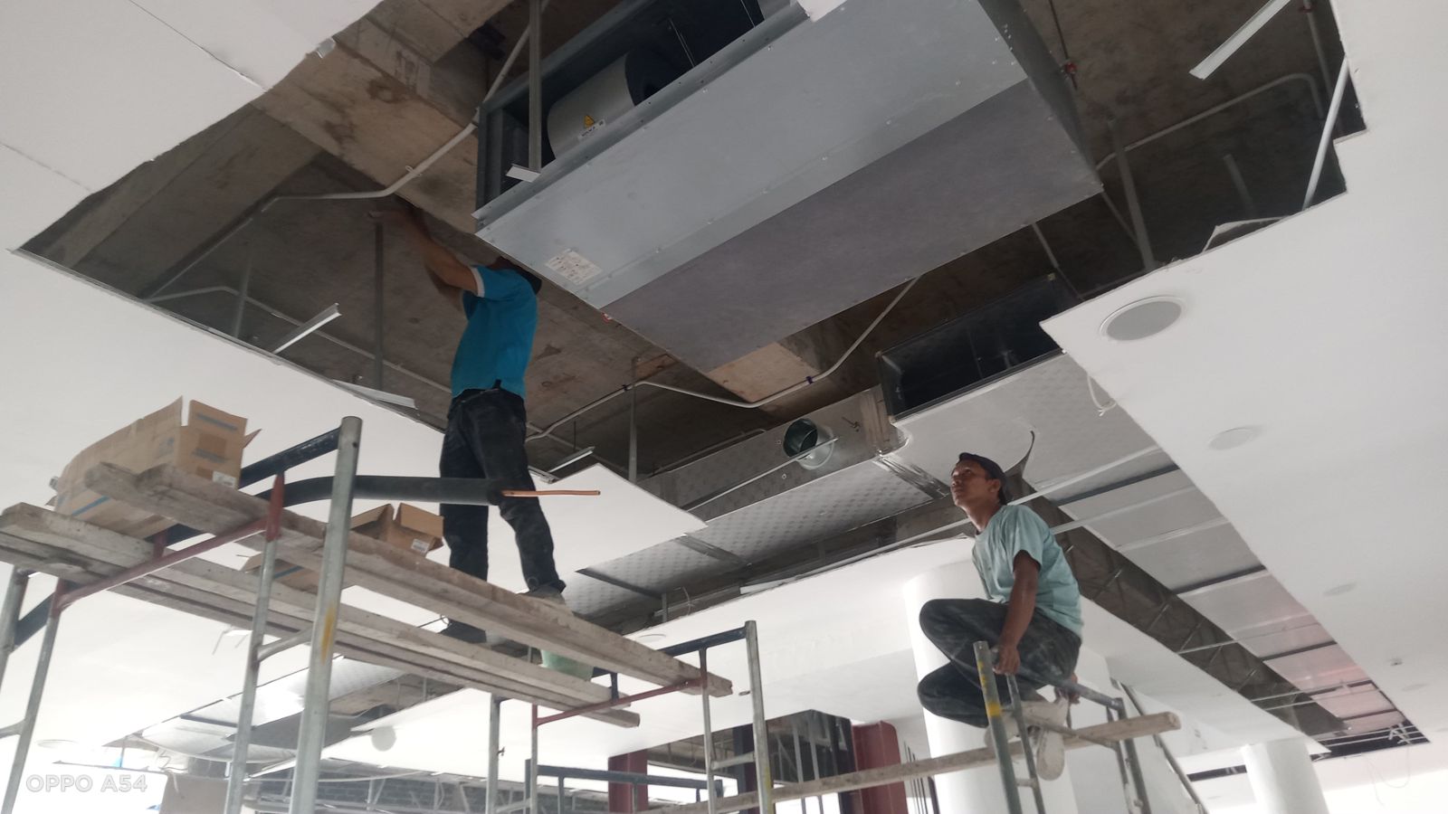 Teknisi SOKANTARA memasang ducting di plafon gedung