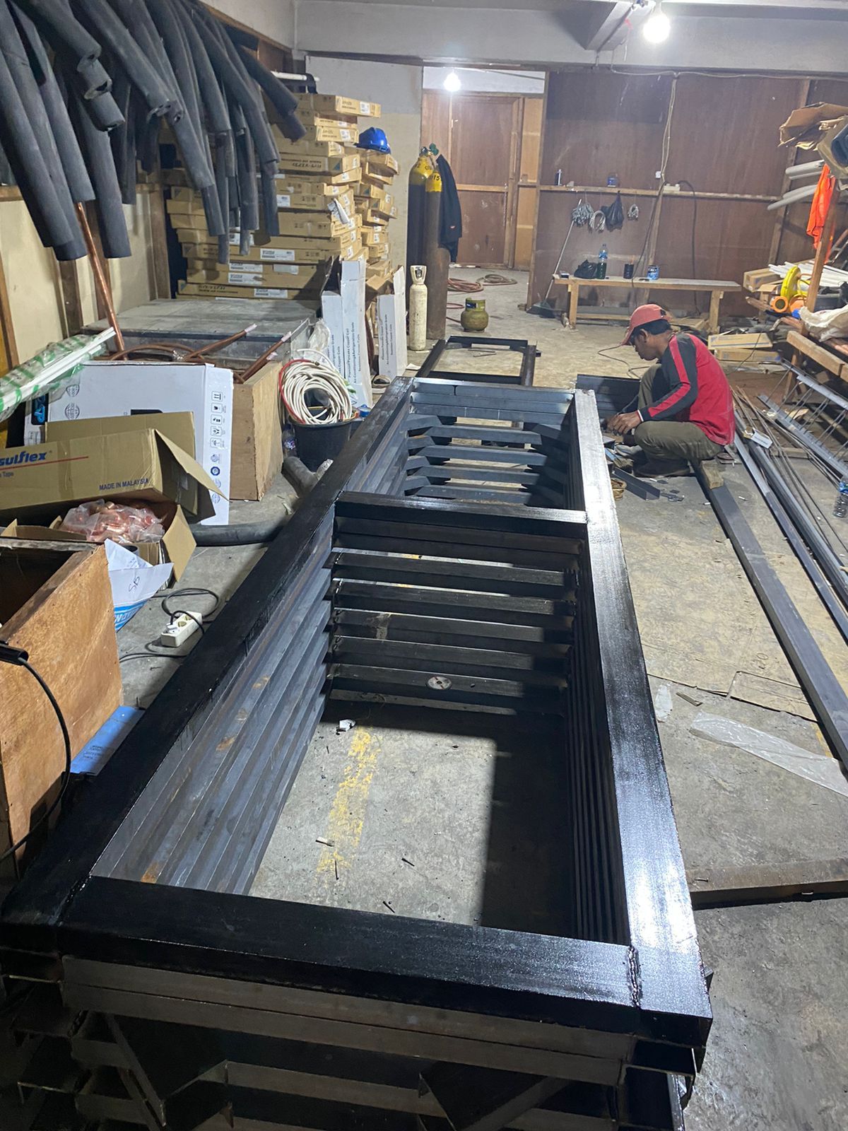 Rangka baja dudukan outdoor unit hasil fabrikasi di workshop